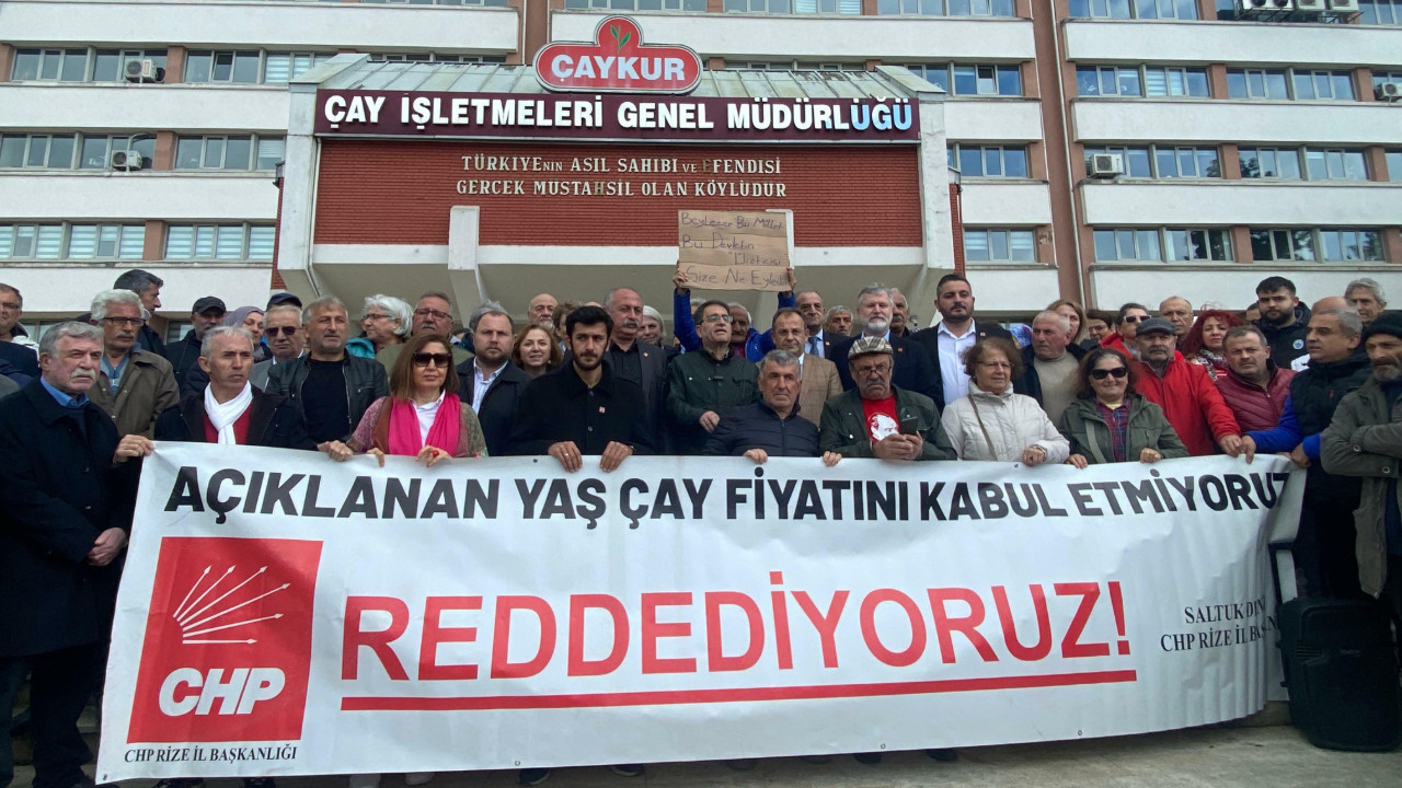 ÇAYKUR'un önünde 'çay fiyatı' protestosu