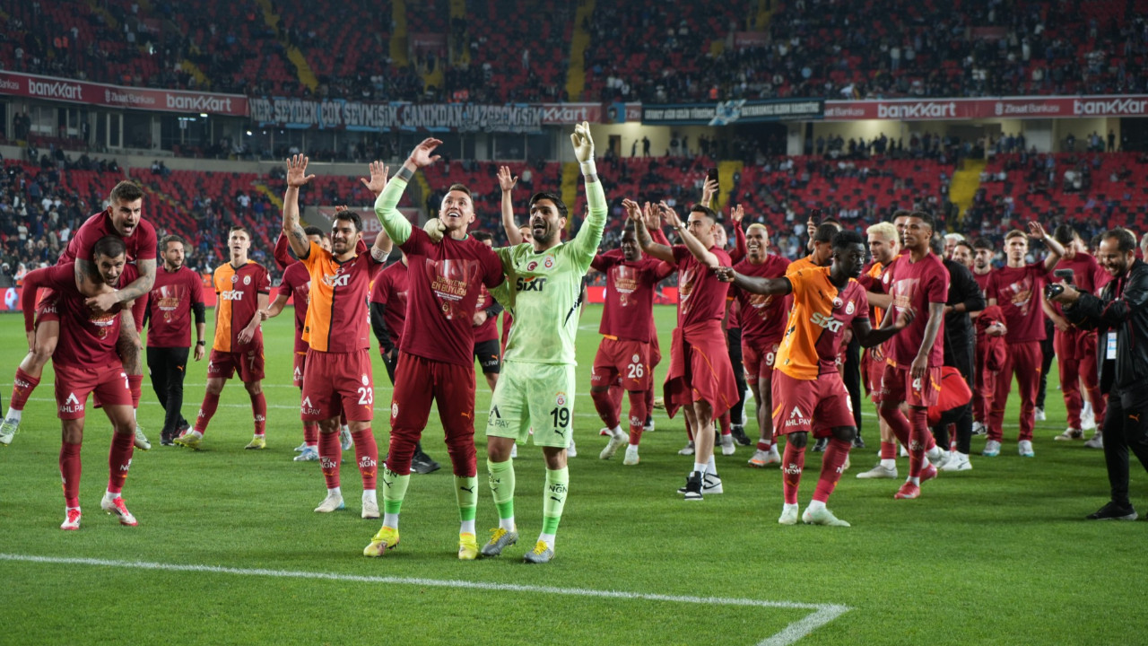 Muslera Galatasaray tarihine geçti: Bülent Korkmaz’ı yakaladı