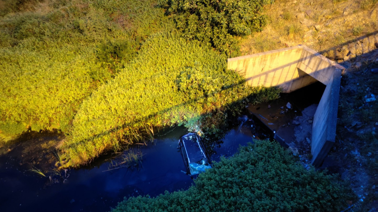 Kontrolden çıkan otomobil göle uçtu