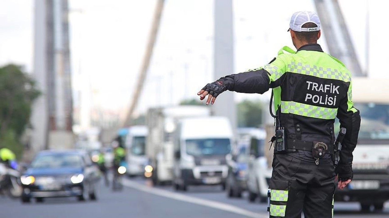Plakasız motosikletli aracını da arkadaşını da polise bırakıp kaçtı