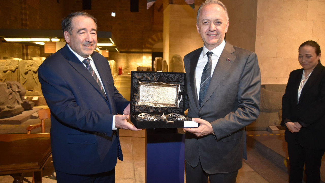 Türkiye, Moche kolyesini Peru’ya iade etti