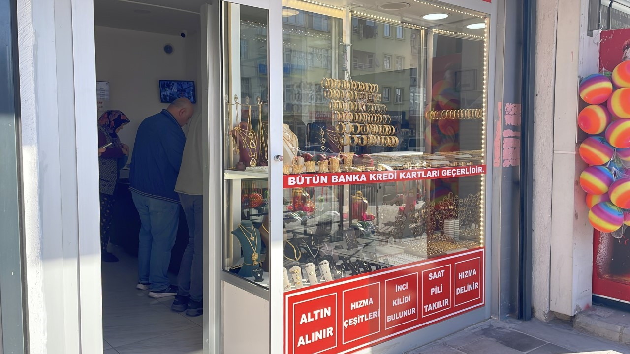 Hırsızlık için geldi, panikleyip kaçtı