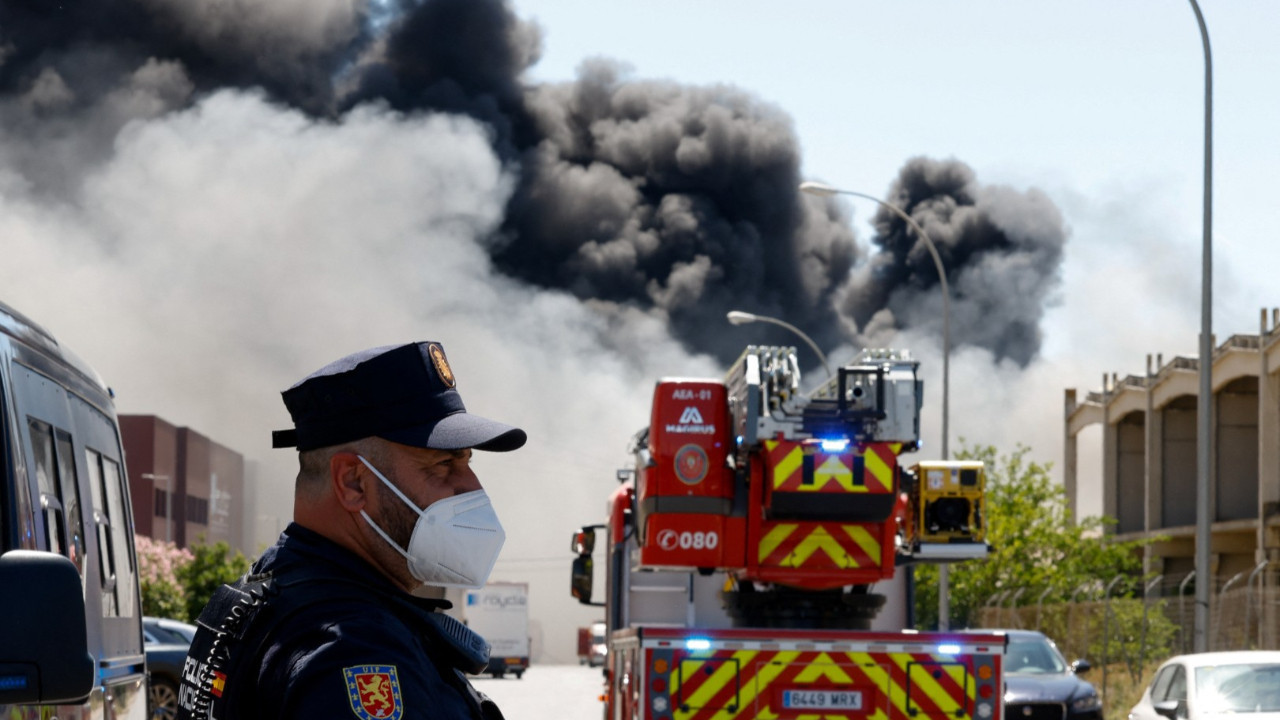 Kimyasal patlama: Binlerce kişiye 'evden çıkmayın' çağrısı
