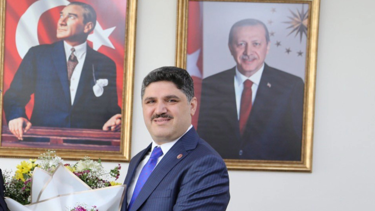 Lüks araç tartışmasıyla gündemdeydi: Şiirle veda etti