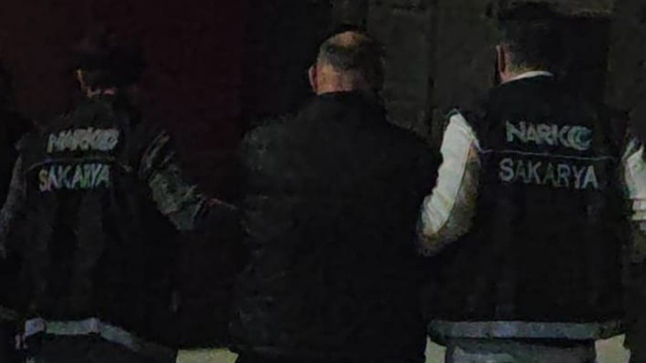 18 yıl 9 ay hapisle aranan kişi, peruk ve sahte pasaportla yakalandı