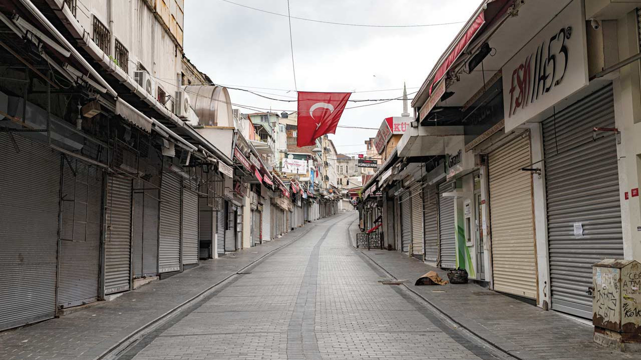 Dört ayda 30 bin esnaf kepenk indirdi