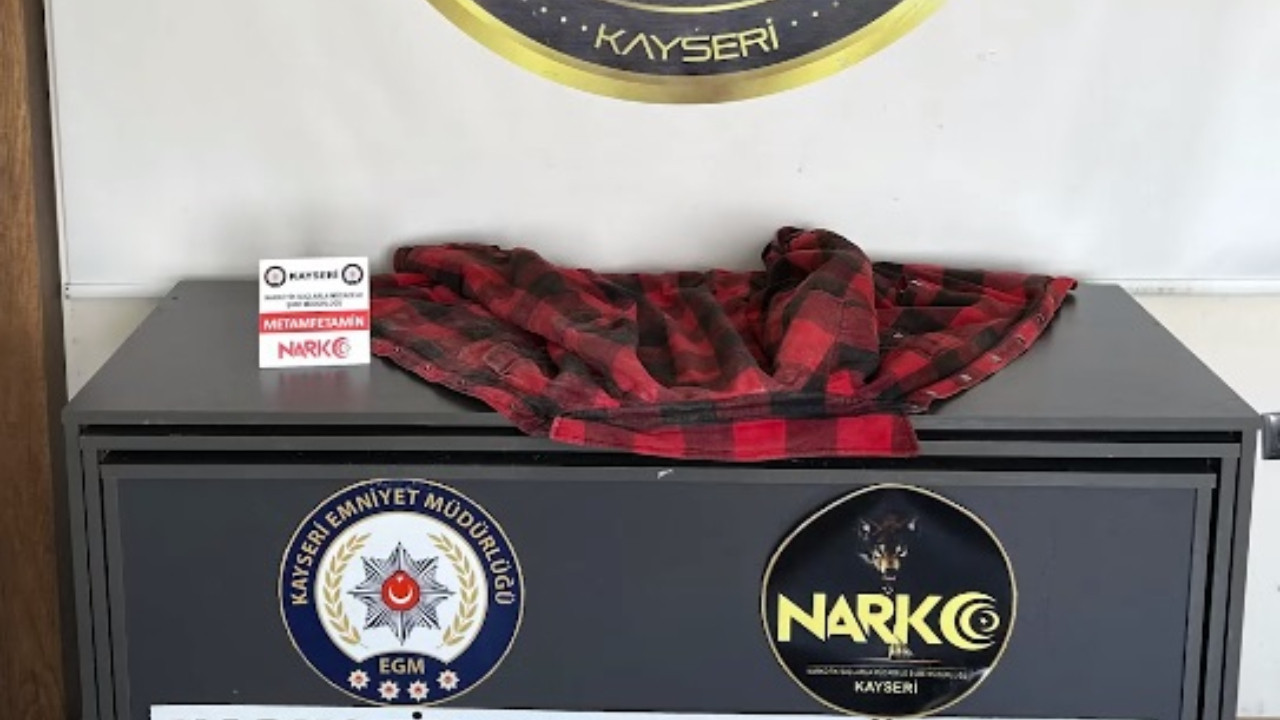 Kıyafete emdirilmiş 1.4 kilo metamfetamin ele geçirildi