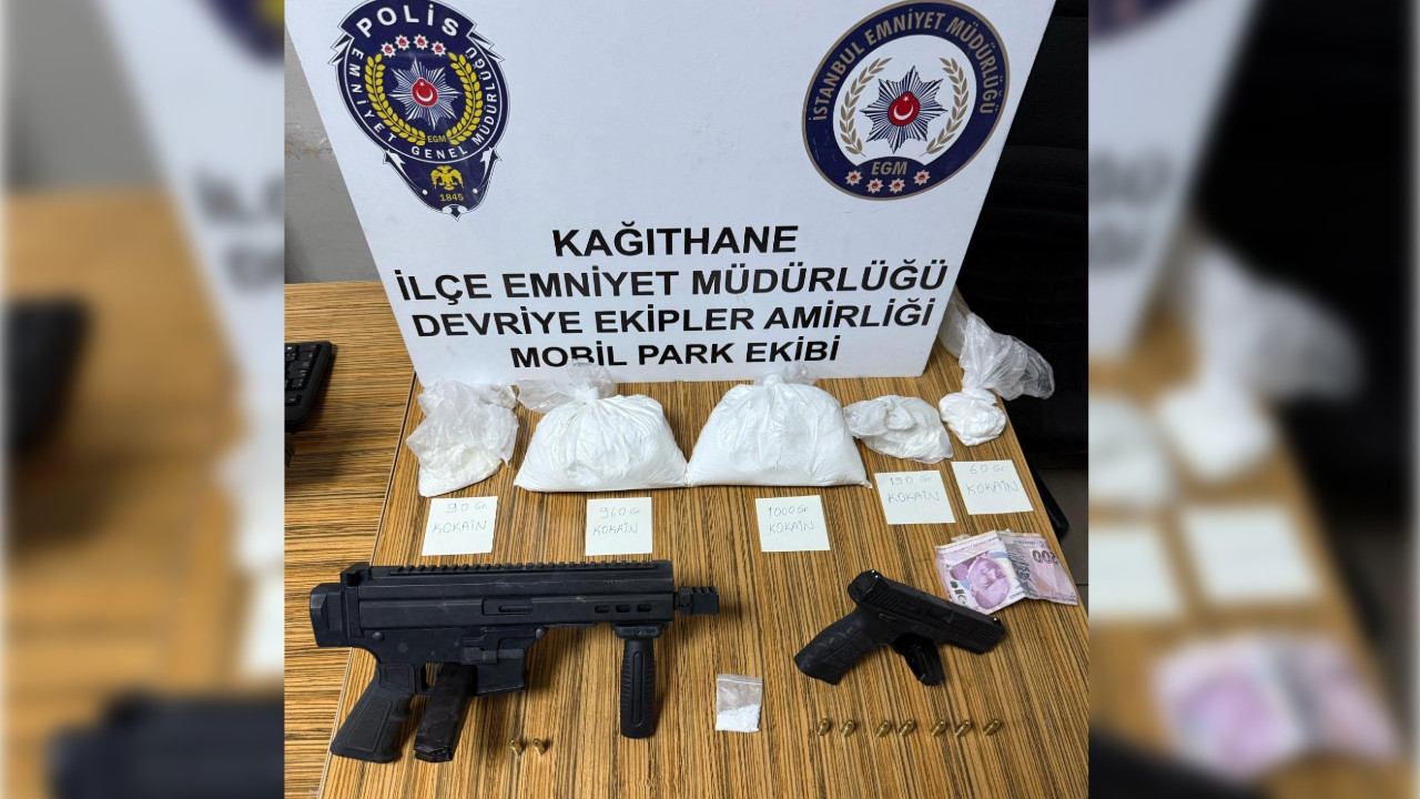 Metrobüs durağını mesken tutmuşlardı: Uyuşturucu satıcıları yakalandı