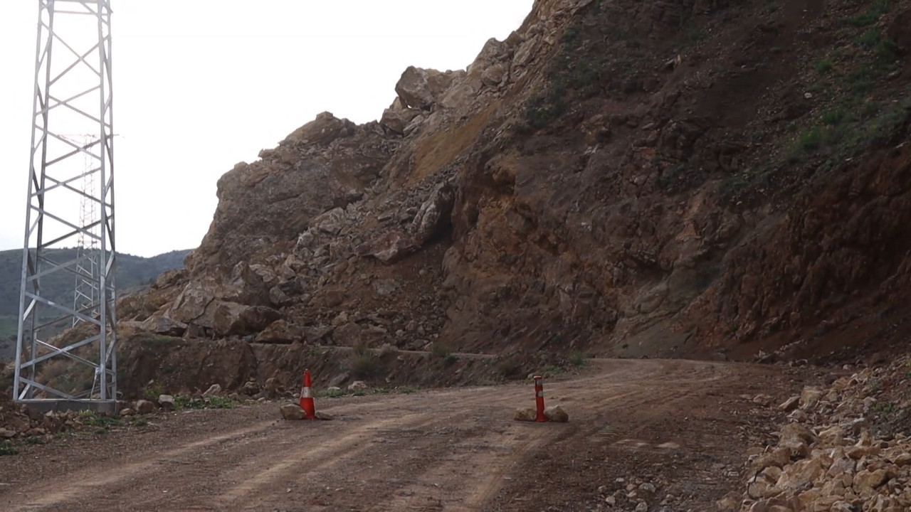 Oltu’da heyelan: Dağdan kopan kaya parçaları mahallenin yolunu kapattı
