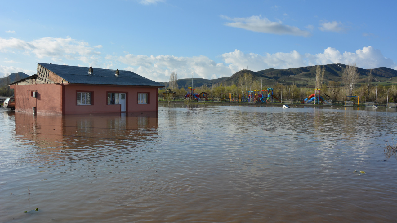 Sel, dolu, yıldırım! Doğu'da hava alarmı verildi