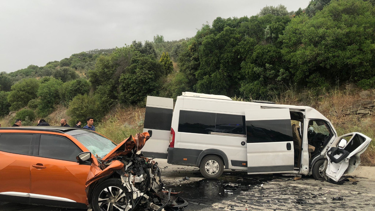 12 kişinin yaralandığı kazayı bırakıp kavga ettiler