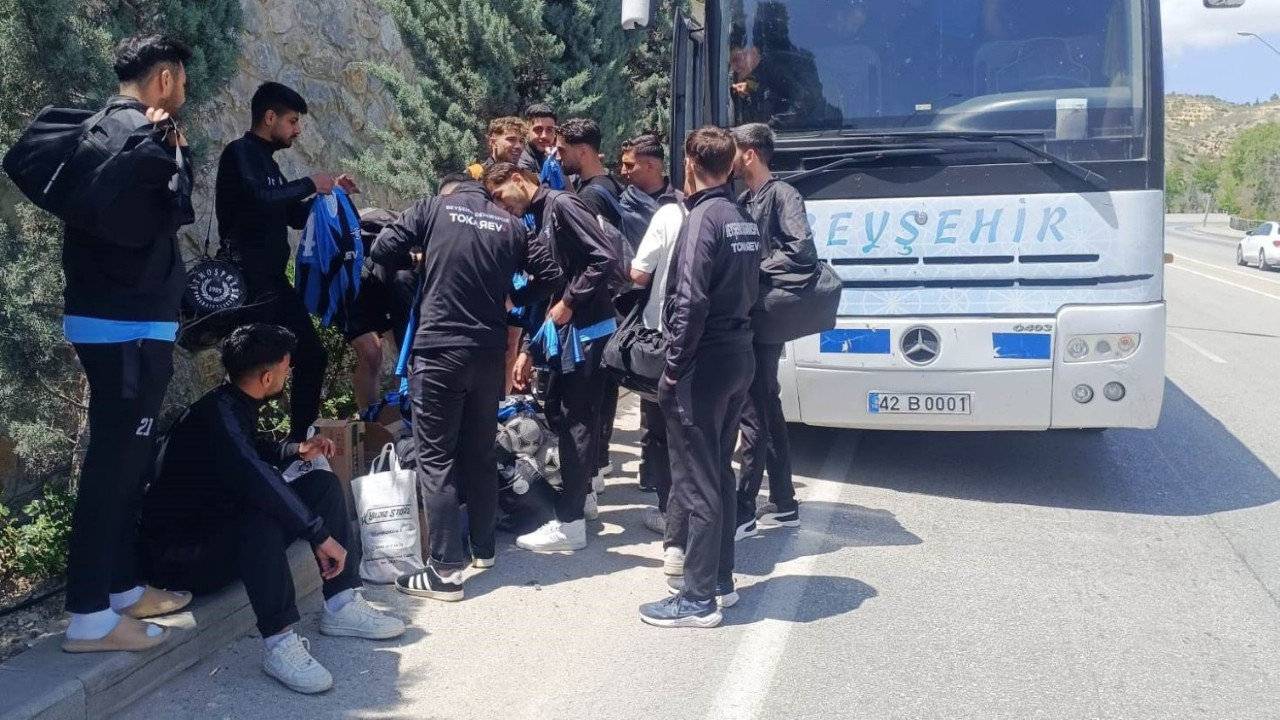 Otobüsün lastiği patladı: Futbolcular taksiyle maça gitti