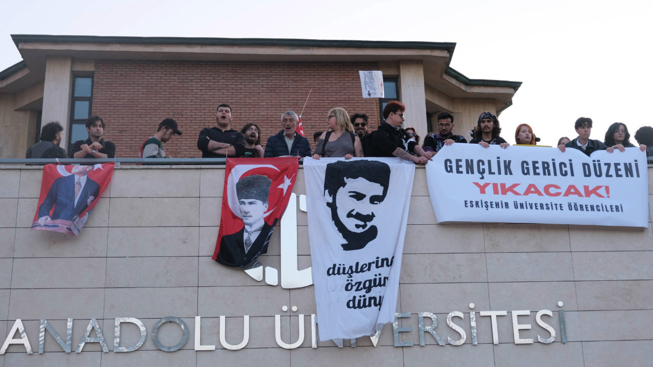 Öğrenciler rektörlüğün önüne Ali İsmail Korkmaz pankartını astı