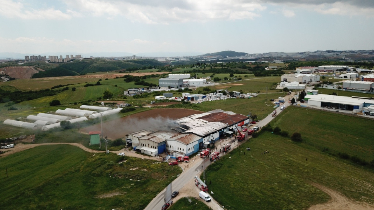 Gebze'de fabrika yangını: Dumanlar gökyüzünü kapladı
