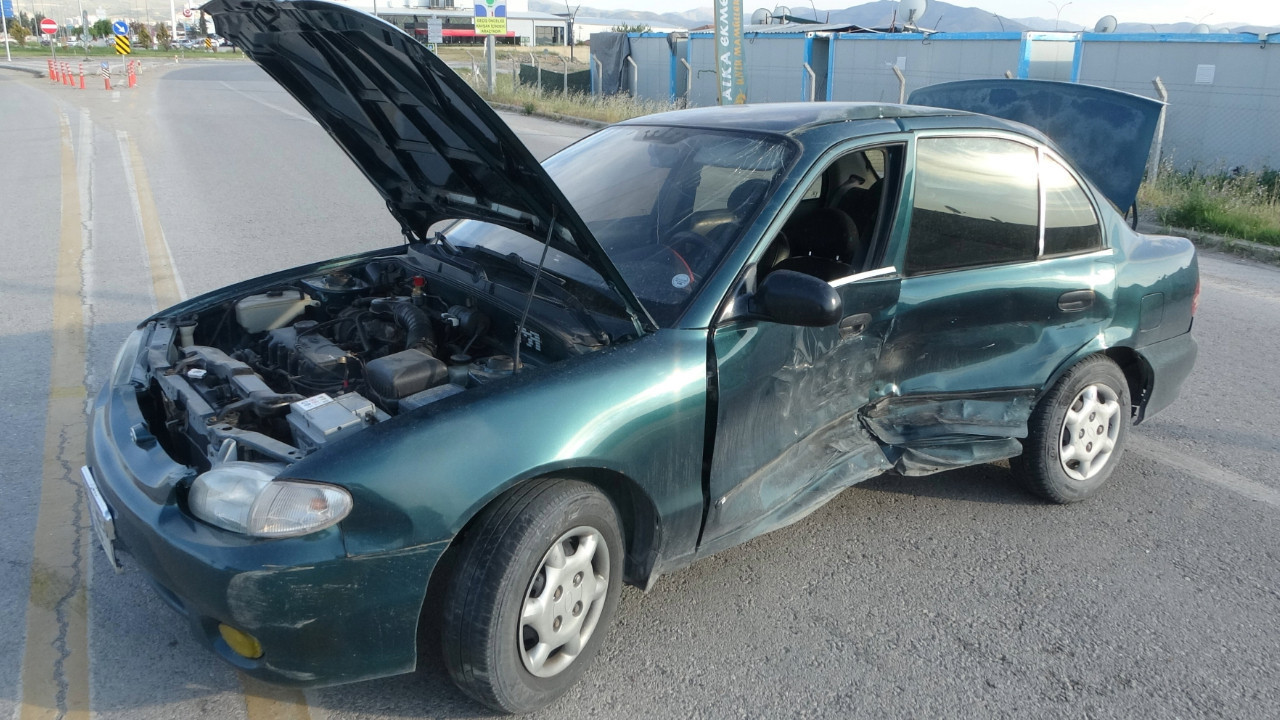 Kazaya karıştı, aracını bırakıp kaçtı