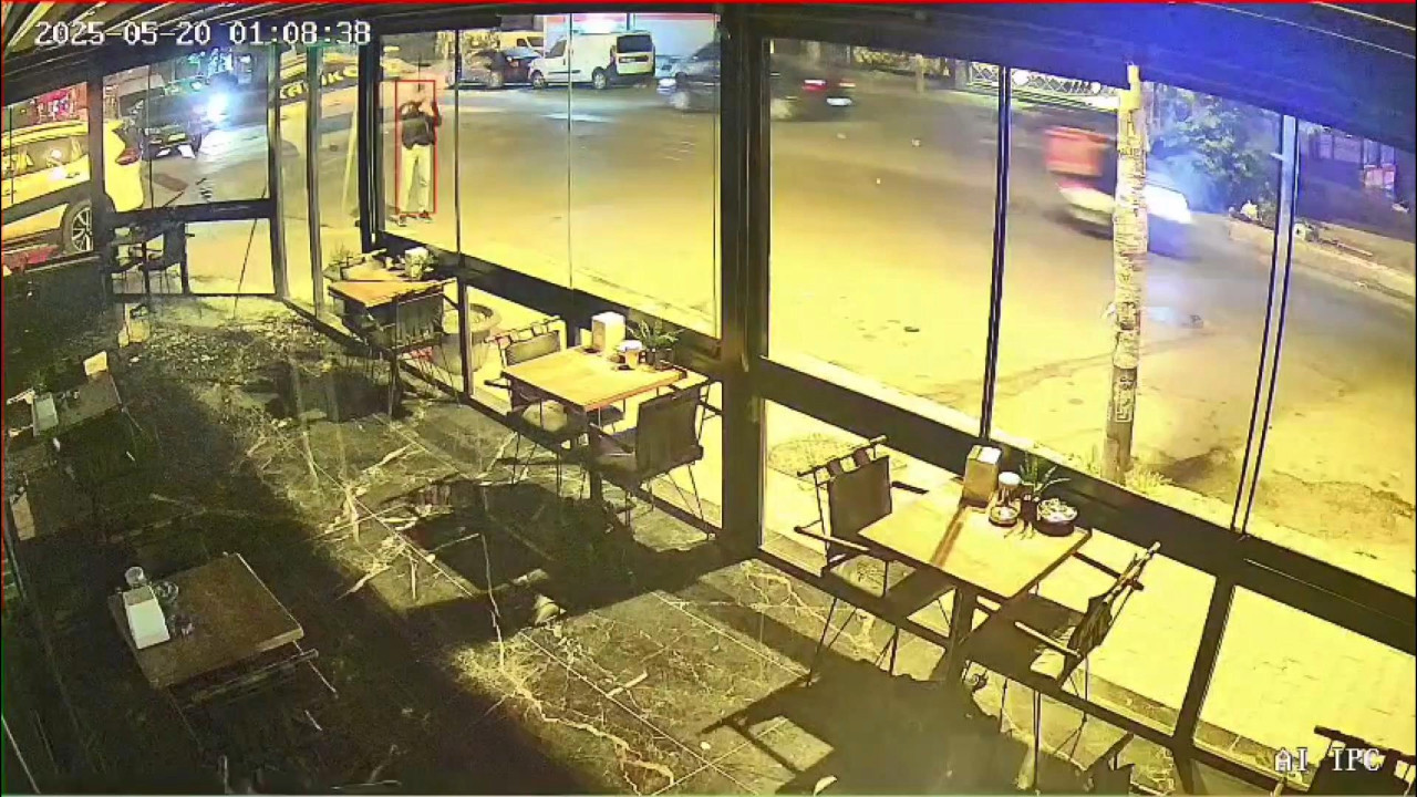 Kuzeninin dükkanına kurşun yağdırdı