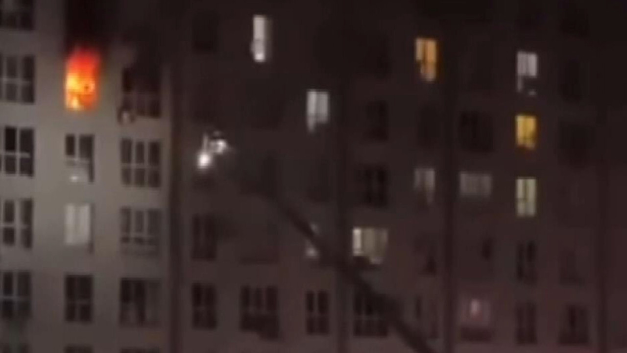 Yangında 8. kattan atladı