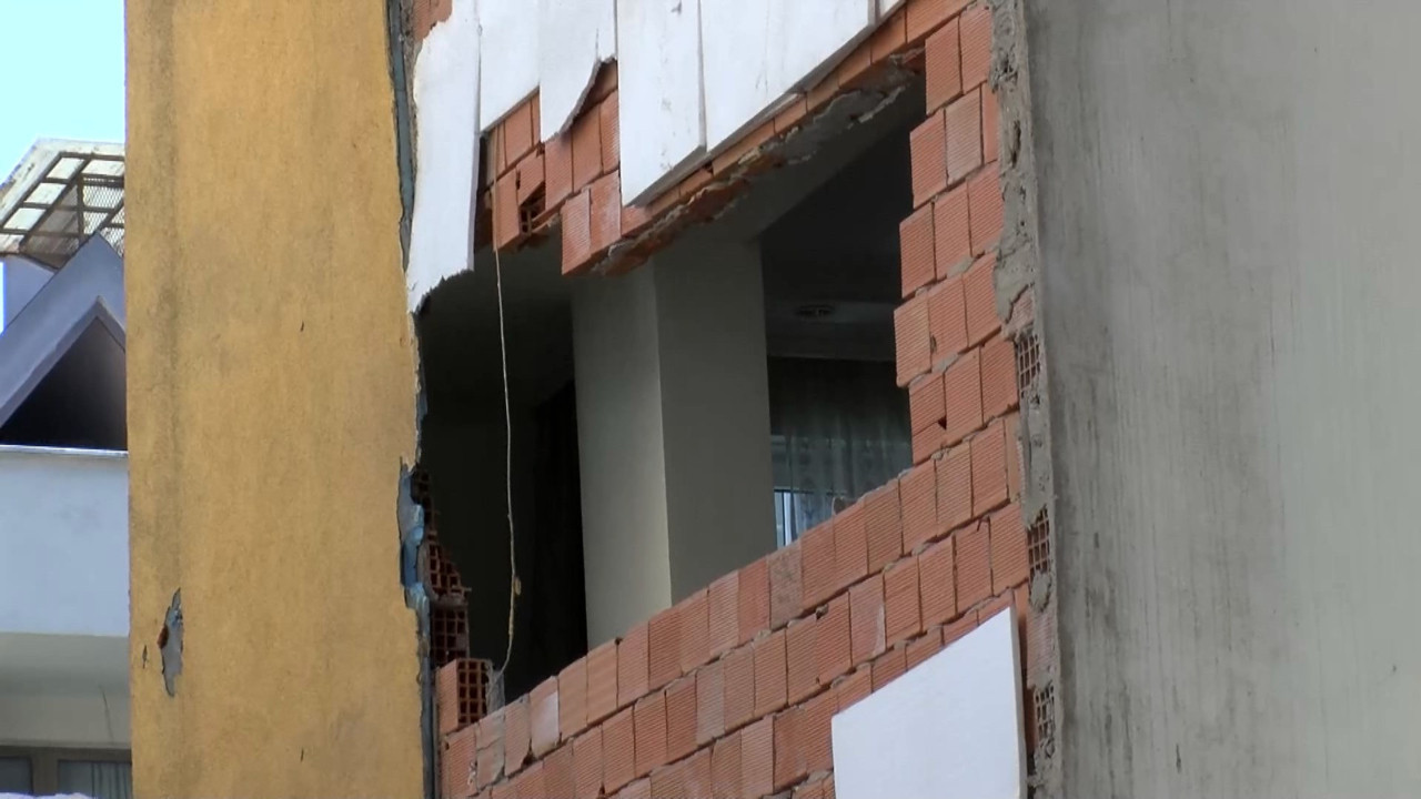 Fatih’te yıkılan binanın molozları kaldırılırken yan binanın duvarı hasar gördü