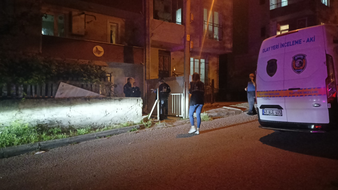 Komşular polisi aradı, evde kanlar içinde bulundu