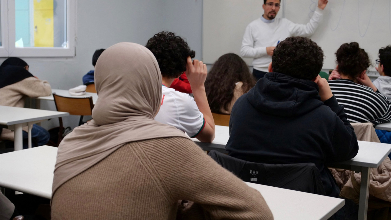 Fransa'da gündem 15 yaşın altına türban yasağı