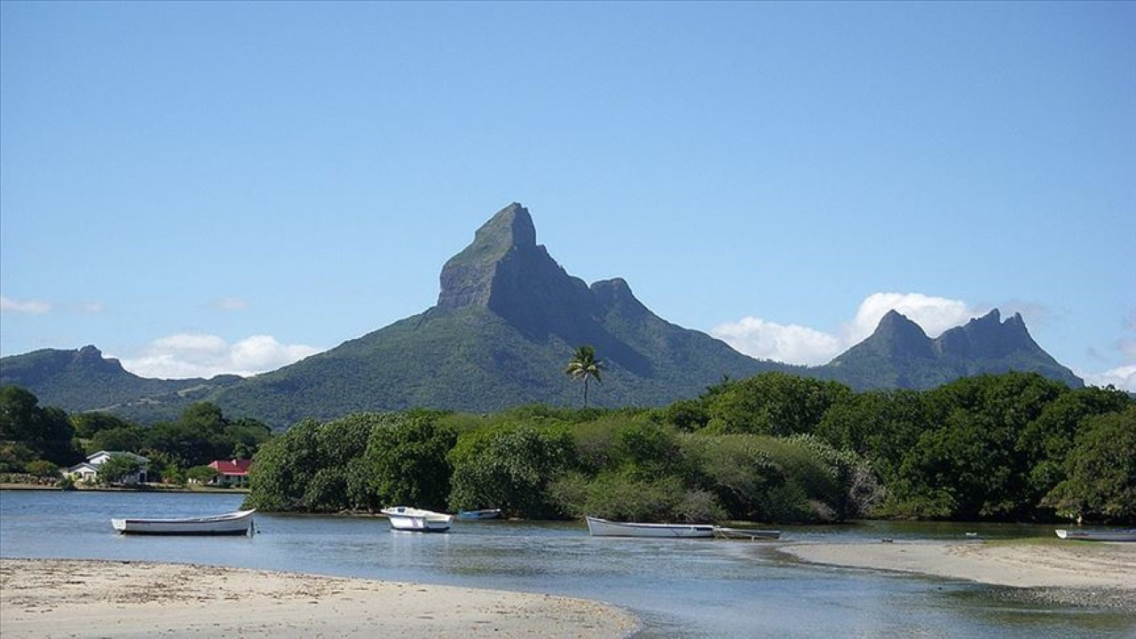 İngiltere, tartışmalı adaları devretti