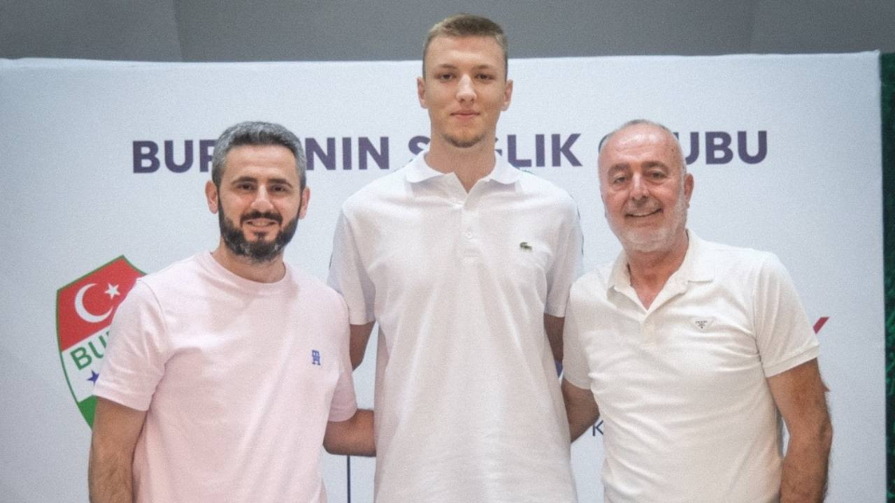 Şampiyon Bursaspor genç kalecisini bırakmadı