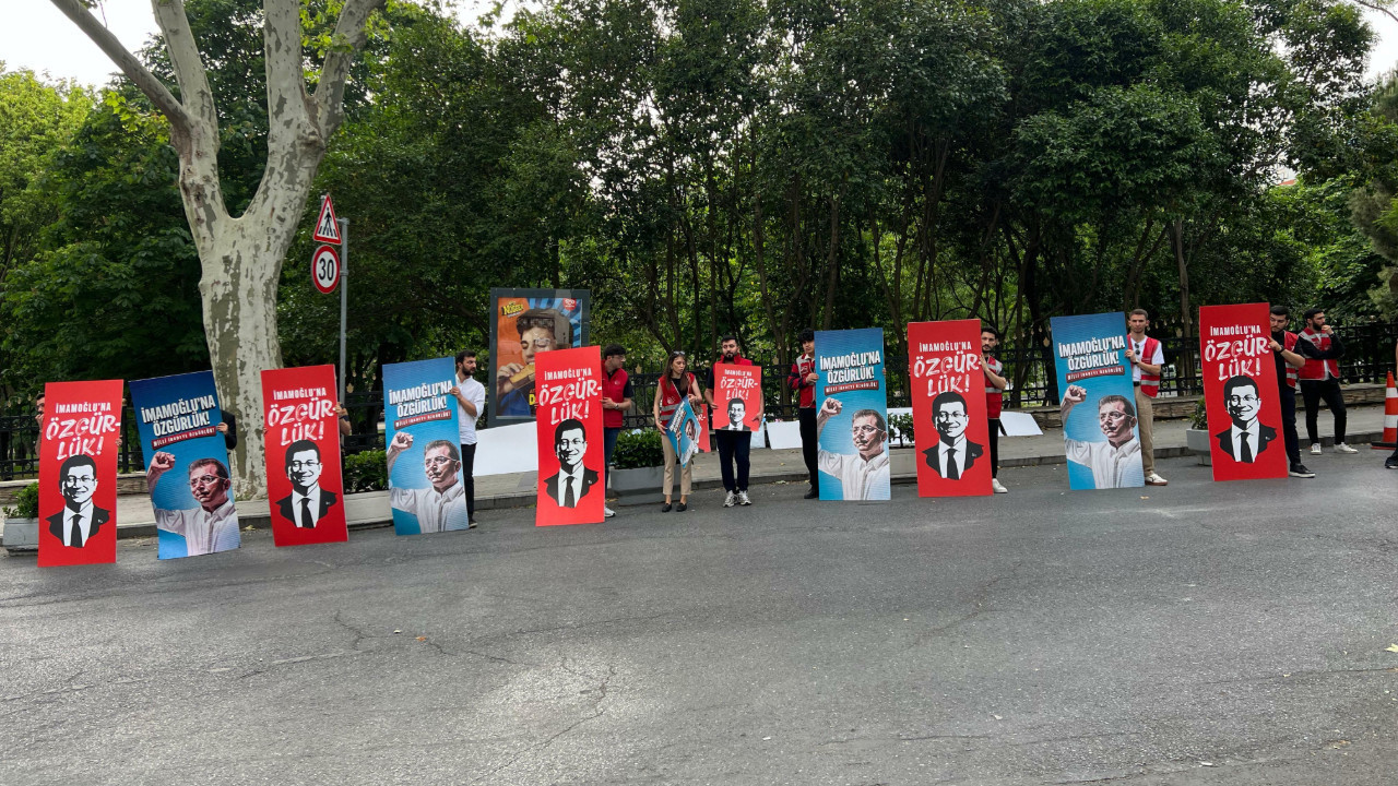'İmamoğlu’na özgürlük' pankartları, Sosyalist Enternasyonal Toplantısı’nın yapıldığı sokakta