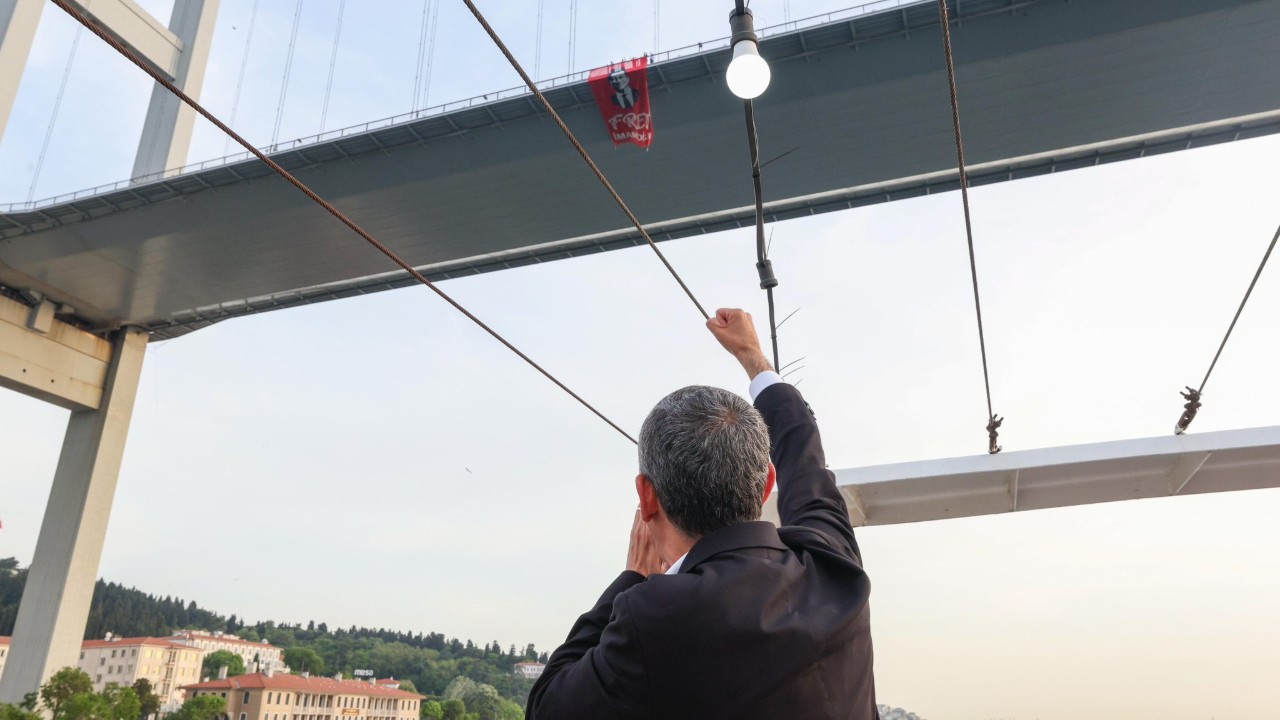 Köprüye “İmamoğlu’na özgürlük” pankartı asıldı