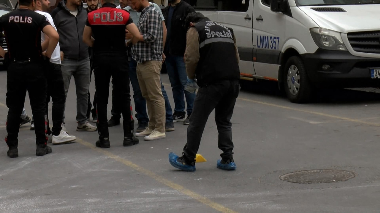 Polise bıçakla saldıran adam ayağından vuruldu