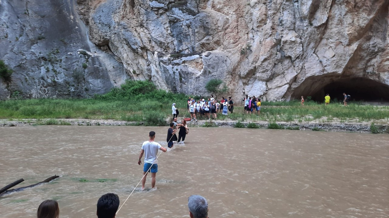 Su seviyesi yükselince mahsur kaldılar