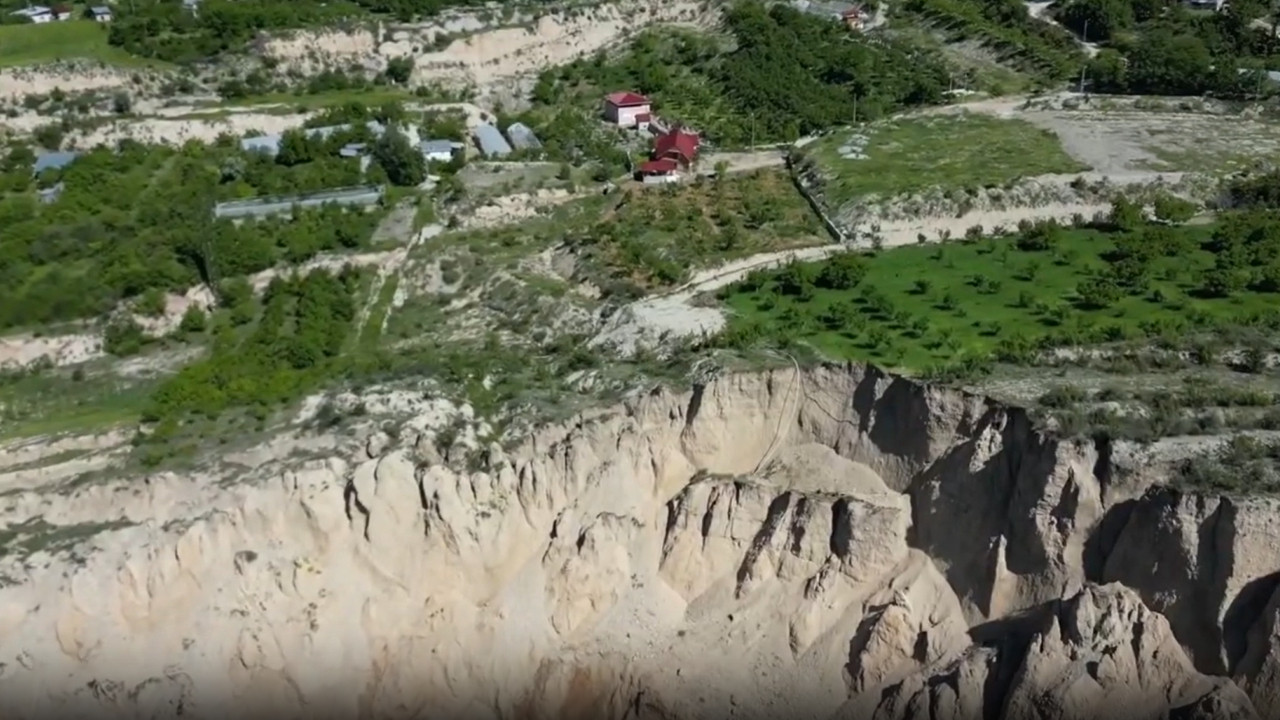 Tortum Şelalesi yakınlarında heyelan