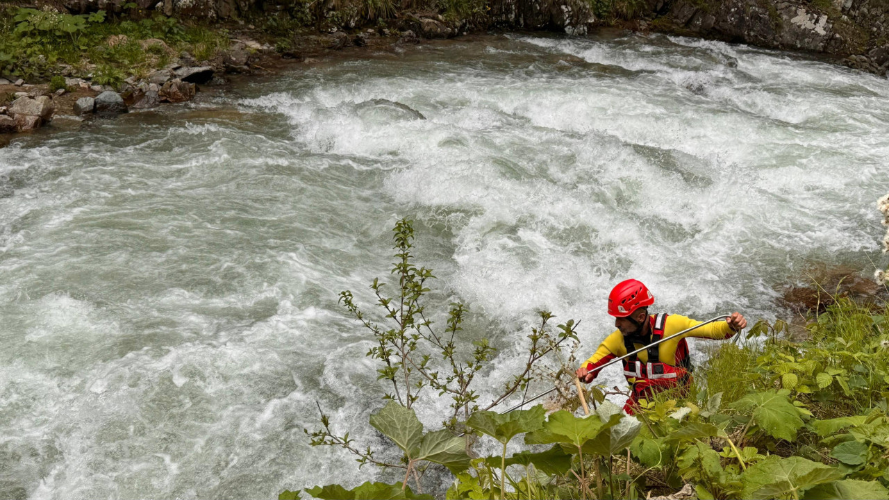 9 yaşındaki çocuk dereye düştü, babası ölümden döndü