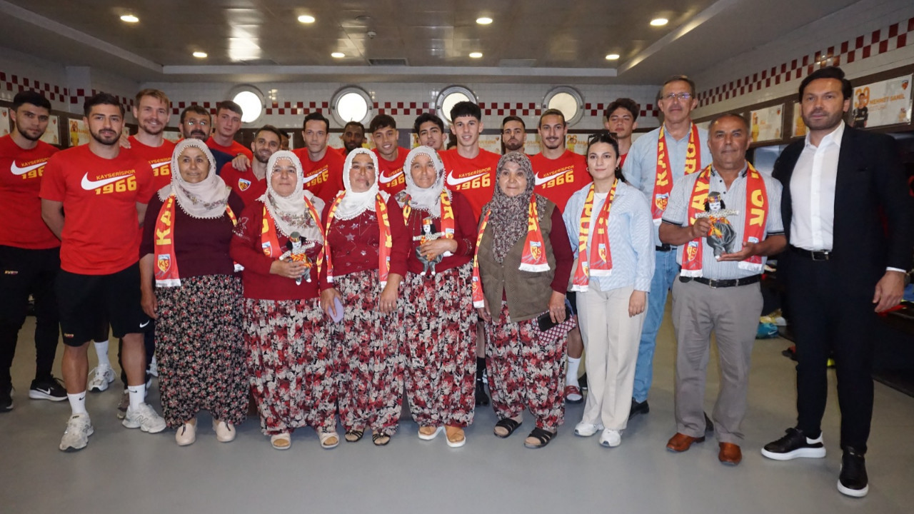 Kayserisporlu futbolculara bez bebek hediyesi: İlk kez maça gittiler