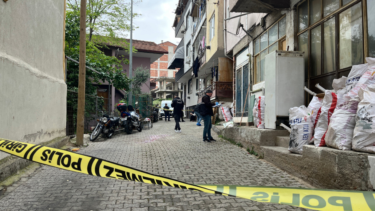 Sokak ortasında kardeşini öldürdü