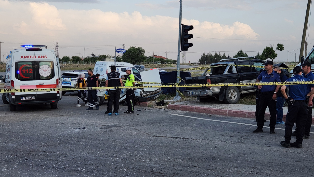 Konya'da otomobil ile kamyonet çarpıştı: Ölü ve yaralılar var