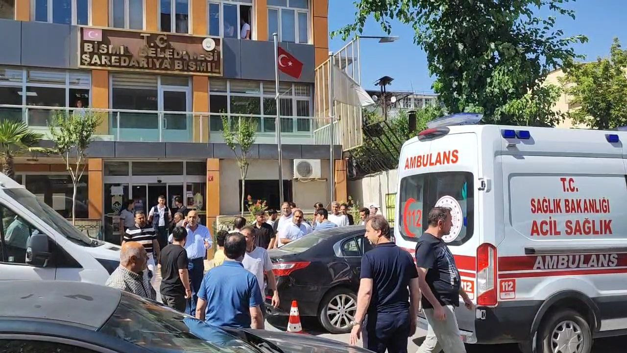 Belediye binasında tartıştığı amcasını tabancayla yaraladı