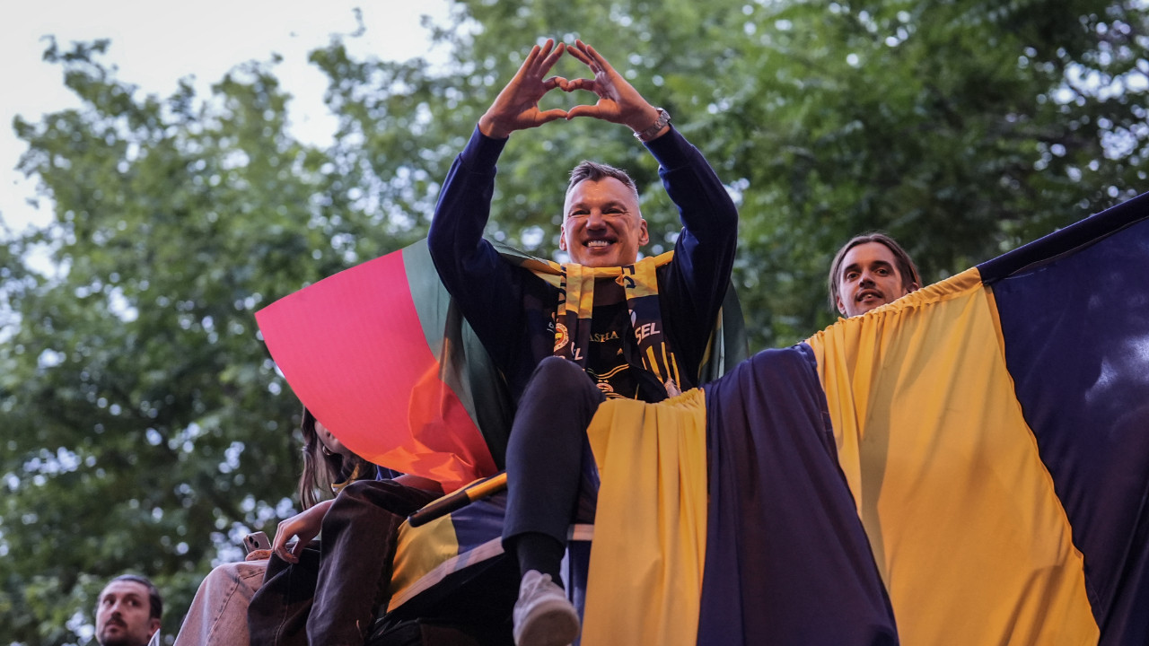 Jasikevicius, şampiyonluk kutlamasında Oğuz Savaş’ı görünce kendinden geçti