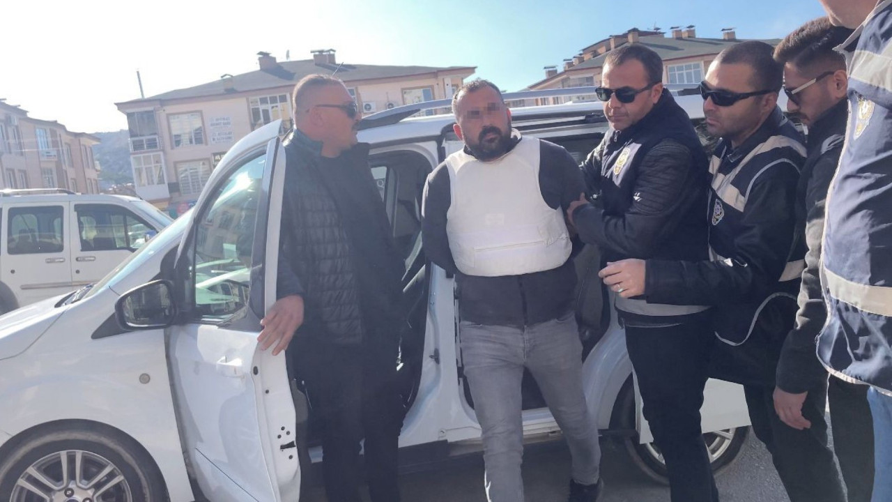 Cinayet 'geliyorum' demiş: Elden ele dolaşan silah eğlence mekanında patlamış