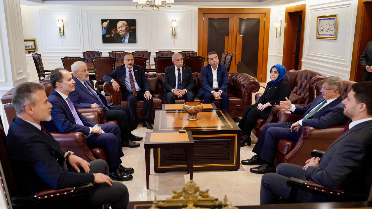 Davutoğlu'ndan anayasa çıkışı: 'Erdoğan için' sinyalleri geliyor