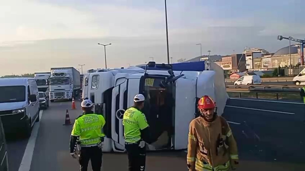 TEM Otoyolu'nda tır devrildi: İstanbul yönünde trafik yoğun