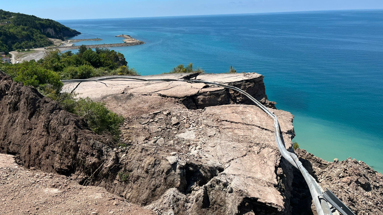 Akşam kapatılan yolda, sabah heyelan: Asfalt denize aktı
