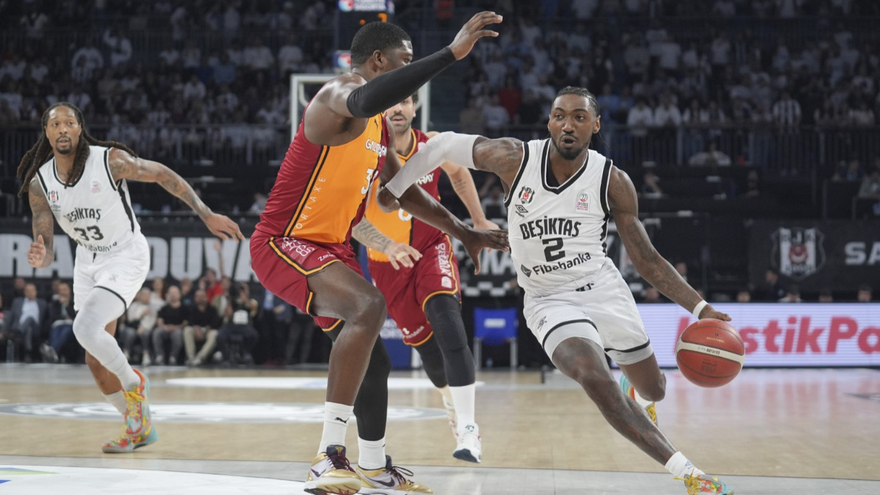 Beşiktaş derbide Galatasaray'ı devirdi: Alperen ve Ebrar da izledi