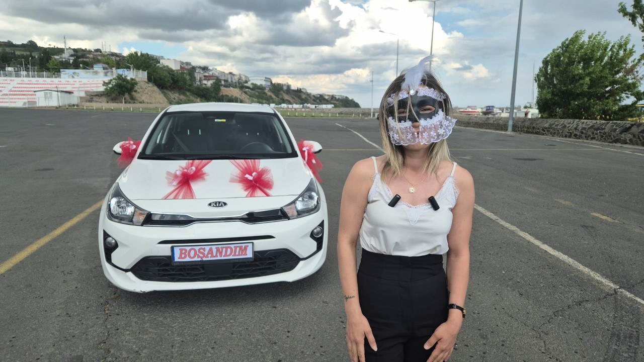 Eşinden boşandı, sokakta kutlama yaptı