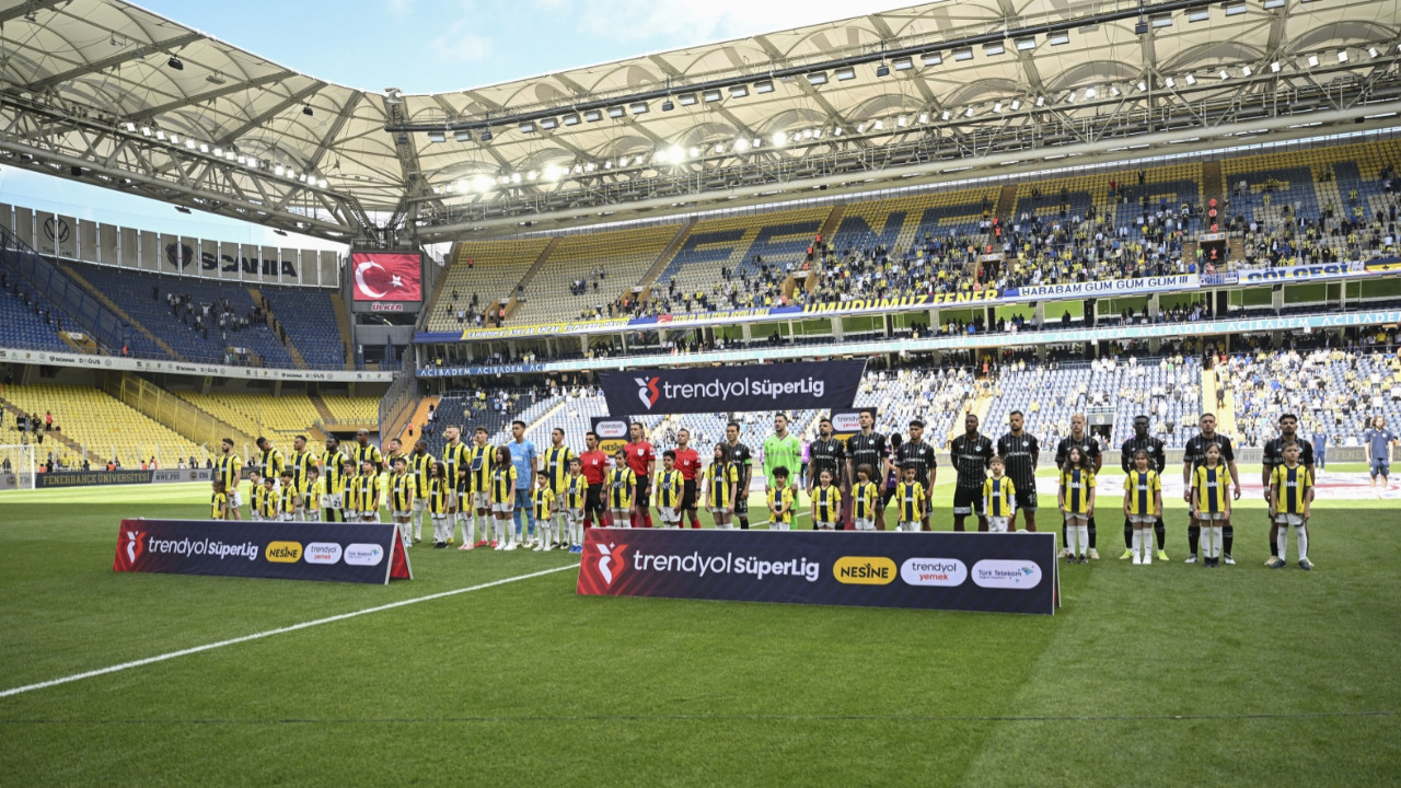 Kadıköy sinek avladı: “Yalan, dolan, 7 sene oldu, istifa!”