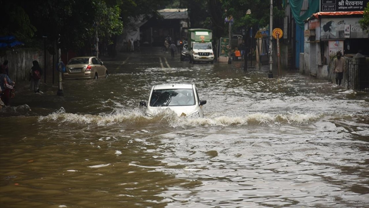 Şiddetli yağış felaketi: 30 ölü