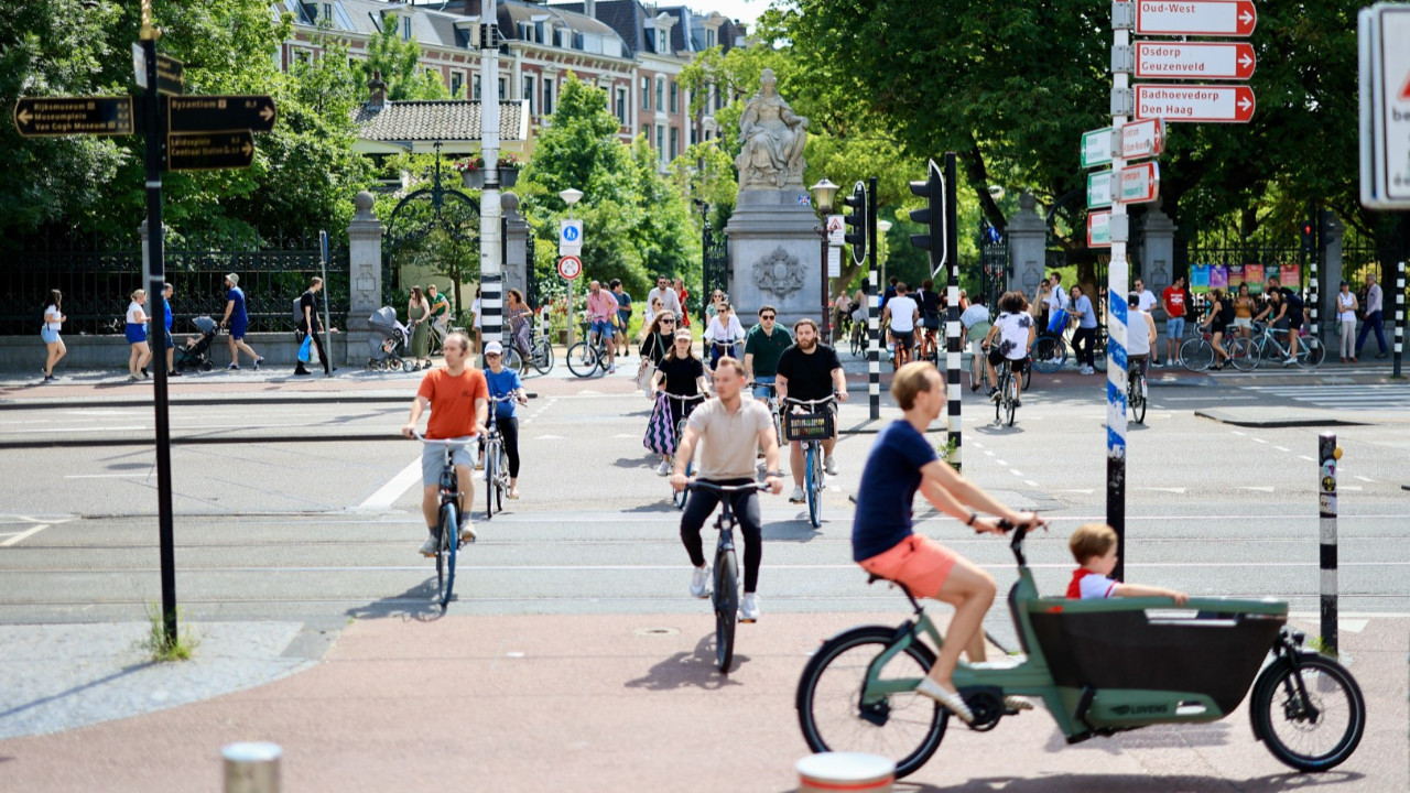 17 milyon nüfuslu ülkede 24 milyon kayıtlı bisiklet var