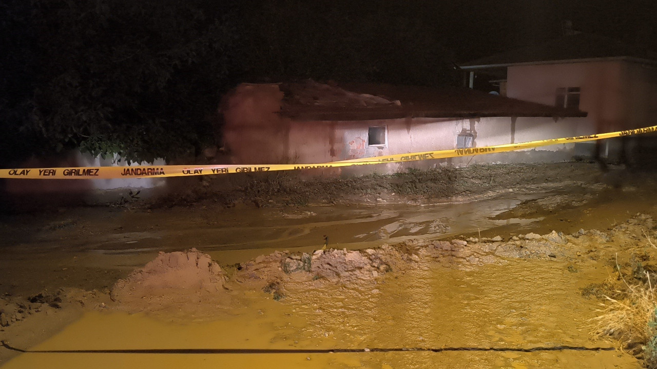 Sağanak faciaya neden oldu: Bir ev yıkıldı, 3 ev tahliye edildi