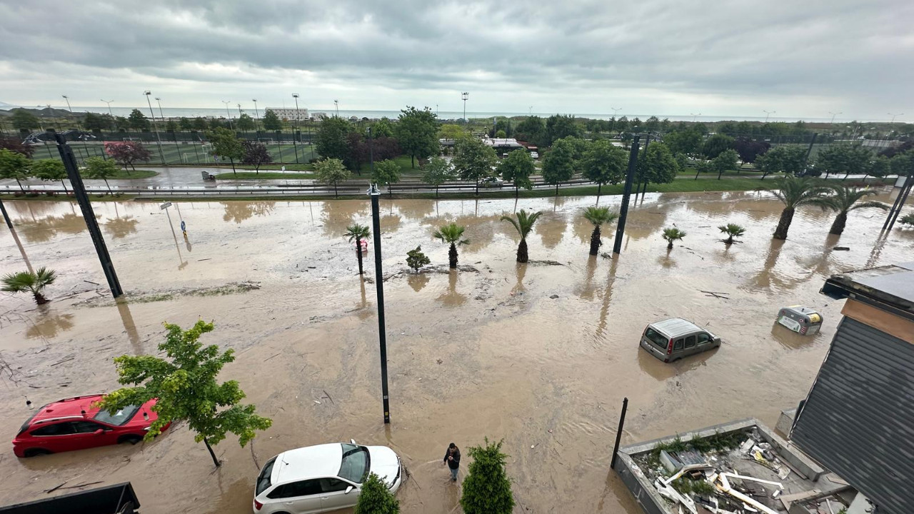 Sağanak yağış hayatı felç etti: Cadde ve sokaklar göle döndü