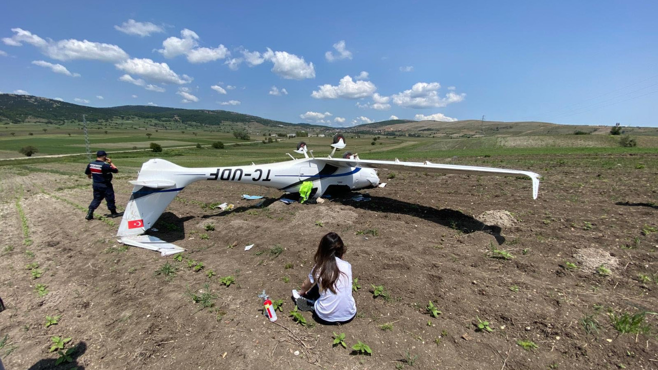 Tarlaya zorunlu iniş yapan eğitim uçağı ters döndü