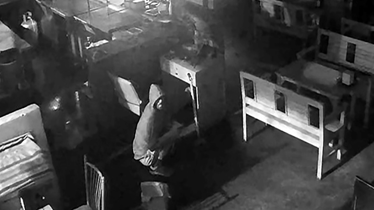 Tost yiyip portakal suyu içtiği büfeye bu kez soygun için gitti